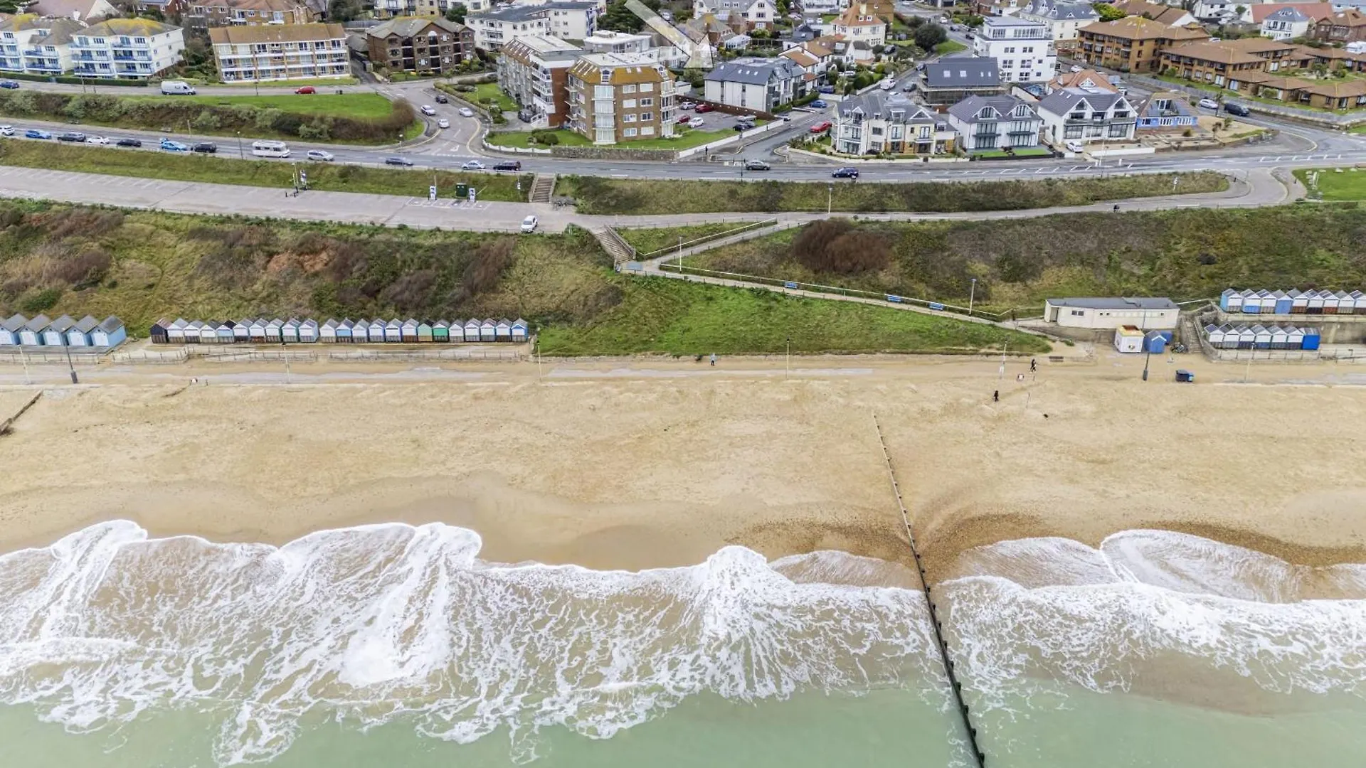 Beach Front Getaway - Luxury Apt With Large Garden Bournemouth