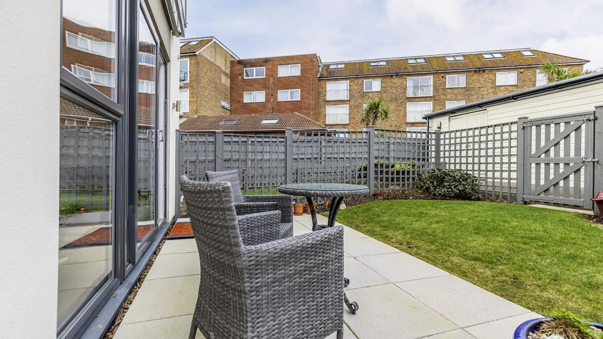 Beach Front Getaway - Luxury Apt With Large Garden Bournemouth 0*,  United Kingdom