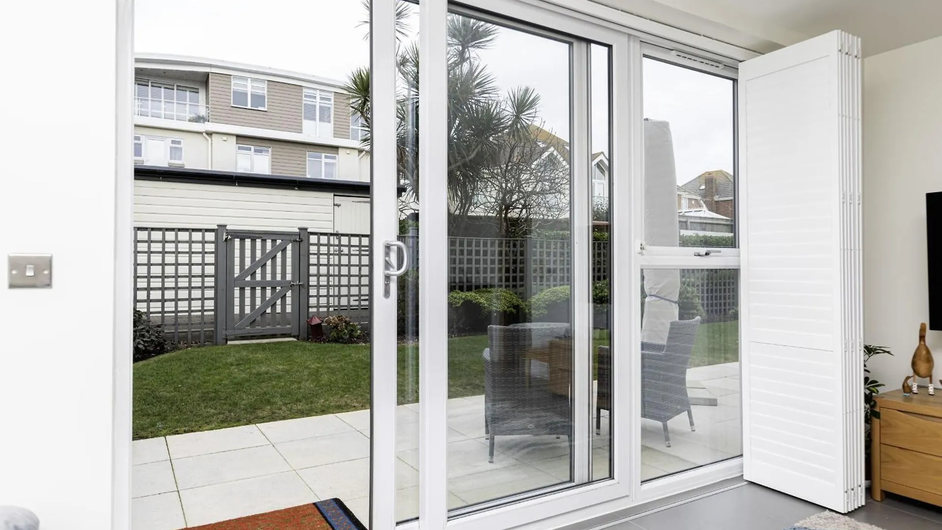 Beach Front Getaway - Luxury Apt With Large Garden Bournemouth Holiday home