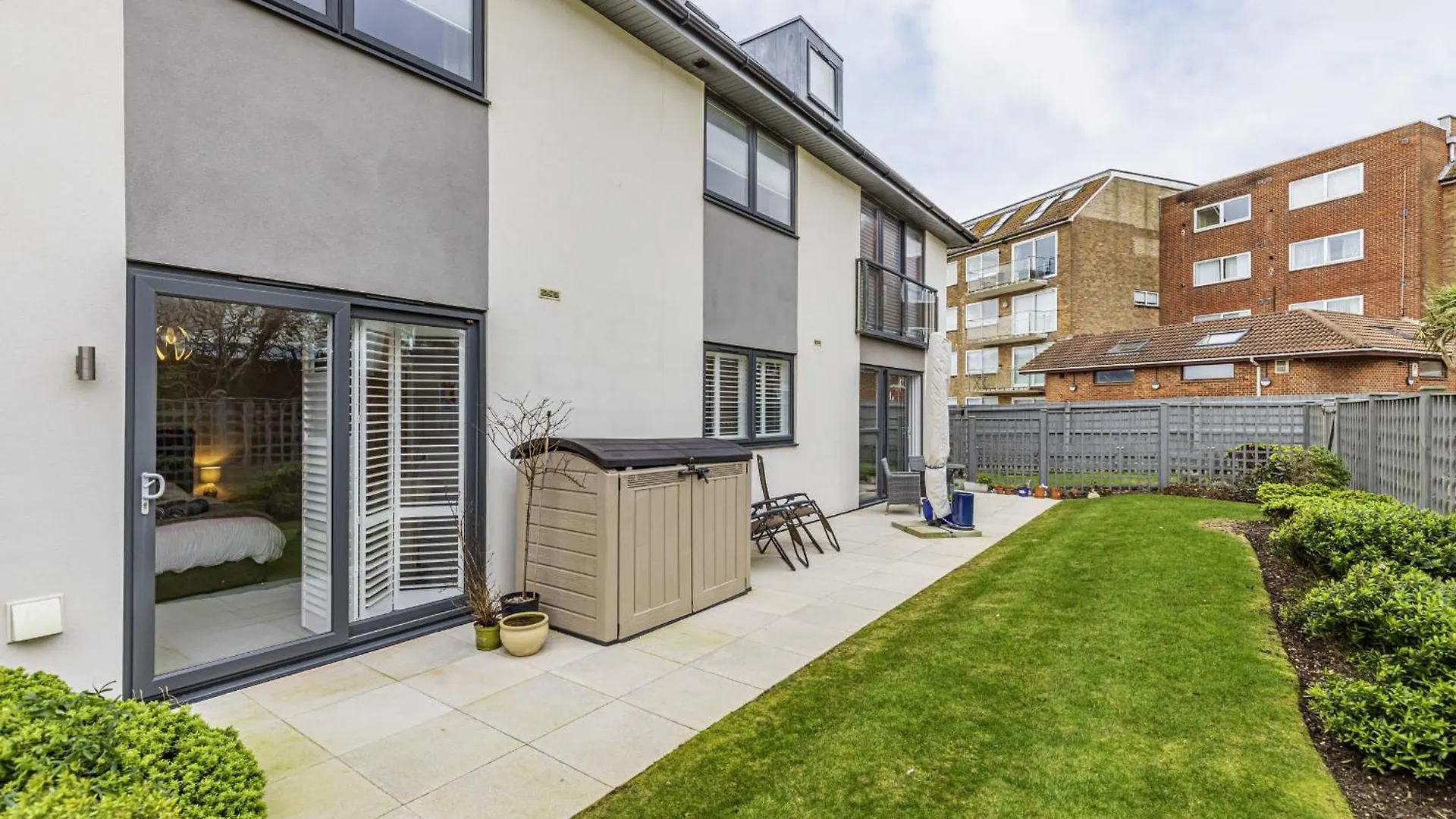 Beach Front Getaway - Luxury Apt With Large Garden Bournemouth