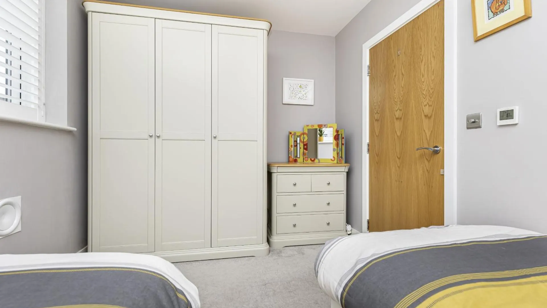 Beach Front Getaway - Luxury Apt With Large Garden Bournemouth Holiday home
