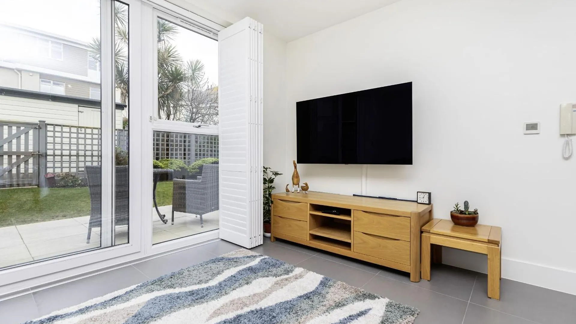 Beach Front Getaway - Luxury Apt With Large Garden Bournemouth United Kingdom