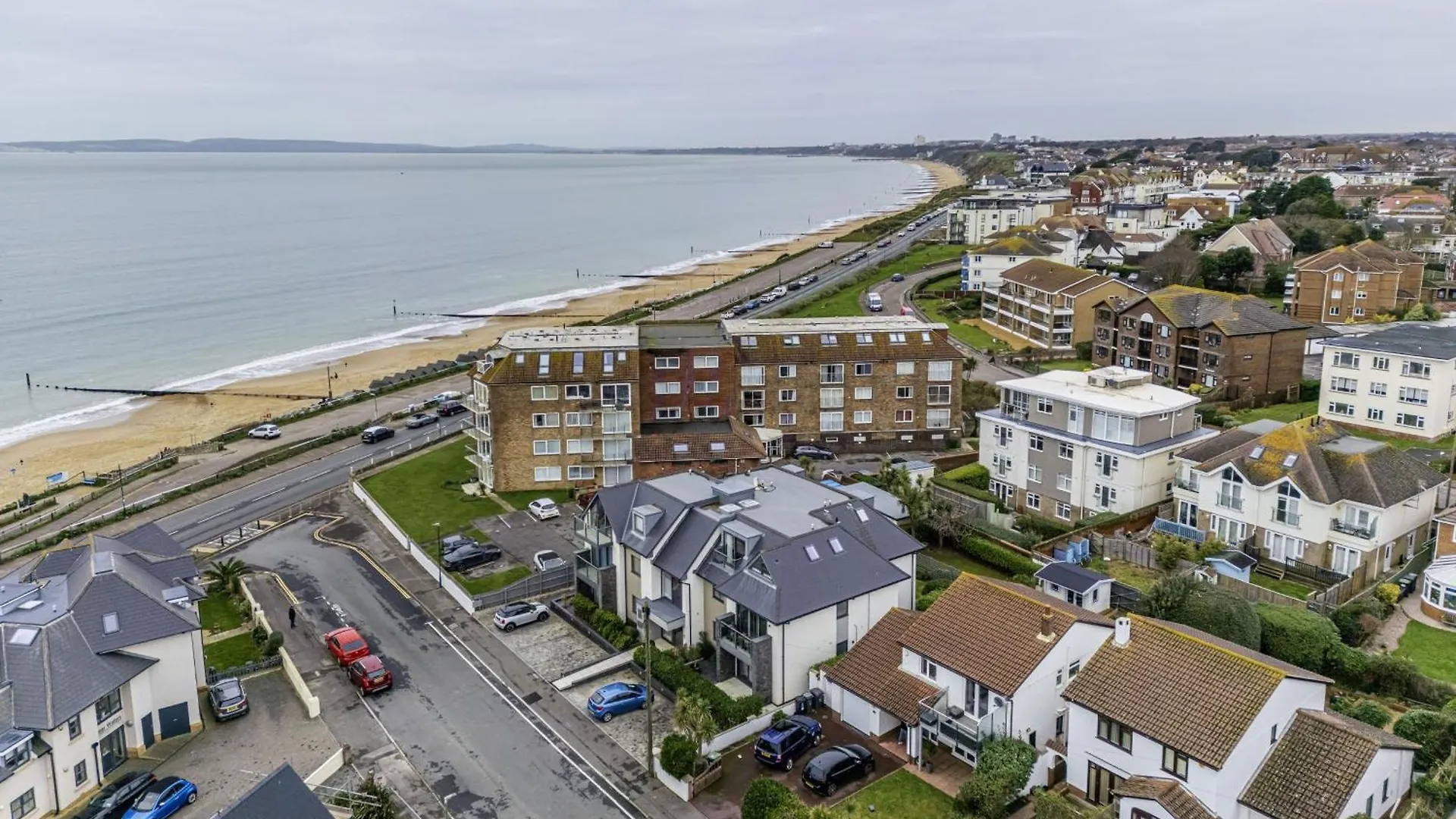 Beach Front Getaway - Luxury Apt With Large Garden Bournemouth 0*,  United Kingdom