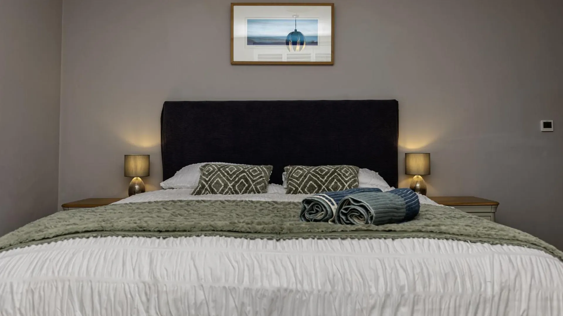 Beach Front Getaway - Luxury Apt With Large Garden Bournemouth Holiday home