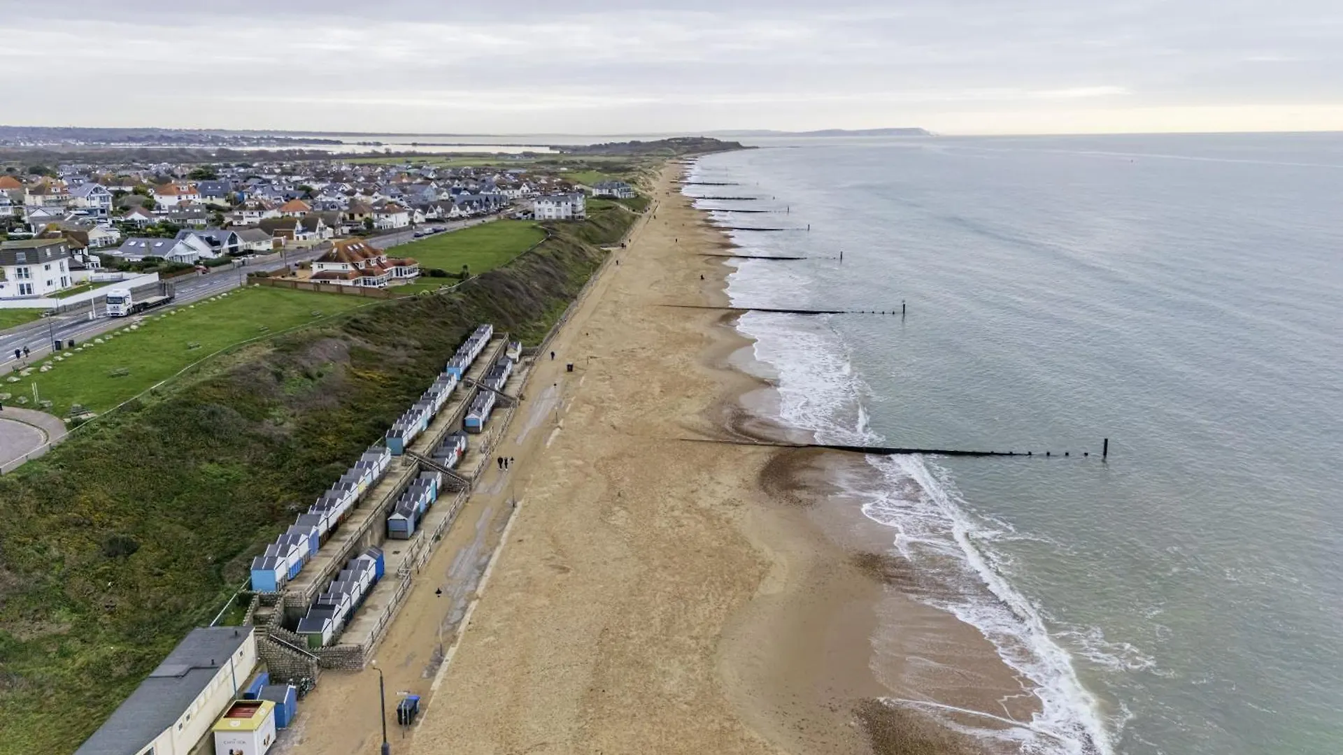 Beach Front Getaway - Luxury Apt With Large Garden Bournemouth