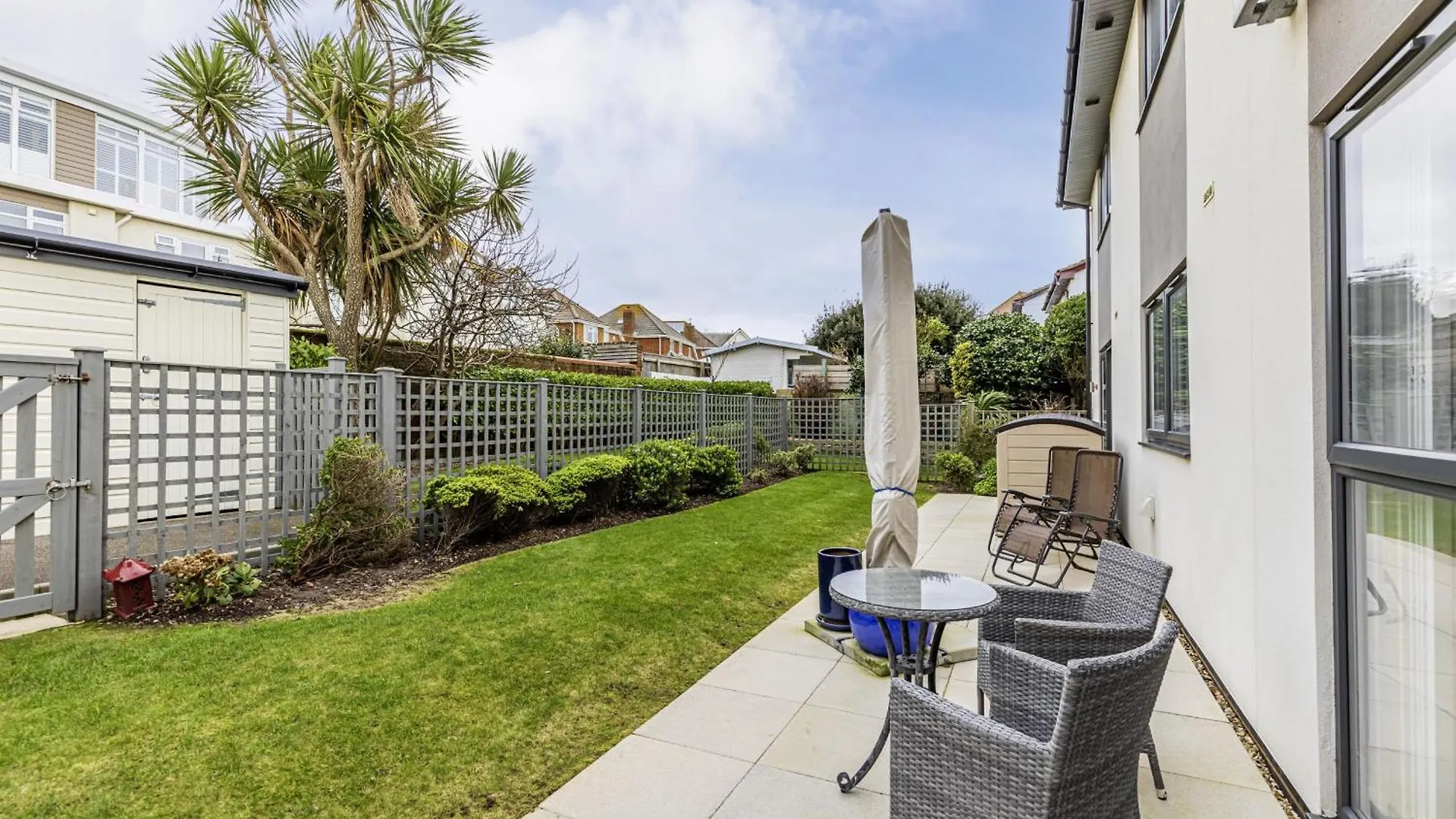 Beach Front Getaway - Luxury Apt With Large Garden Bournemouth