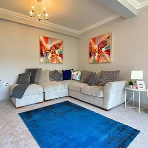 Holiday home Seaside Serenity: 4-bedroom House With Garden, Bournemouth