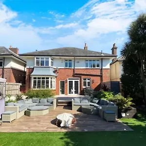 Holiday home Four Bedroom Family Abode With Hot Tub, Garden And Bbq, Bournemouth