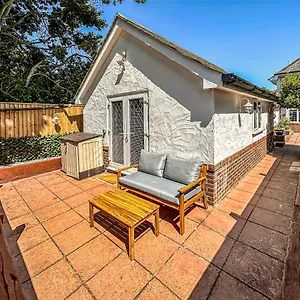 Holiday home The Annex: Beachfront Luxury With Pet-friendly Patio, Bournemouth