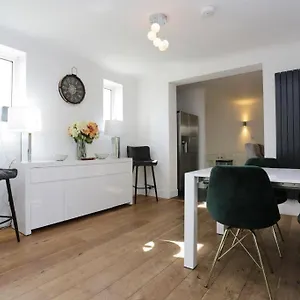 Holiday home Bournecoast: With Snug-games Room-garden-3114, Bournemouth